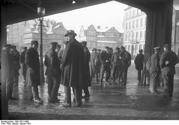 Arbeitslose Hafenarbeiter im Hamburger Hafenviertel (1931)